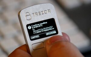 Хакер продемонстрировал способ взлома аппаратного кошелька Trezor за 15 секунд. Satoshi Labs заявляет, что это провокация