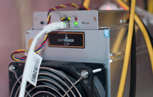 СМИ: Bitmain подготавливает 90 000 Antminer S9 к грядущему хард форку Bitcoin Cash