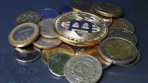 Виталик Бутерин держит биткоин, Bitcoin Cash, Dogecoin и Zcash