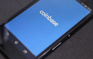 Популярность приложения Coinbase упала на фоне снижения рынка криптовалют