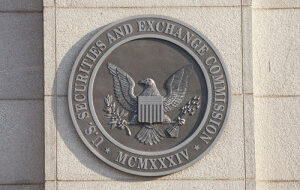 Комиссар SEC: Неопределённость в регулировании позволяет крипто-индустрии действовать свободнее
