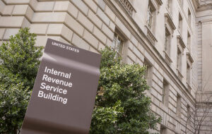 Налоговое управление США снова рассылает письма криптотрейдерам, несмотря на вопросы о законности