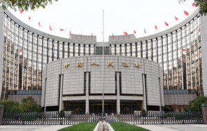 Глава ЦБ Китая: Оборот цифрового юаня достиг $300 млн, но полноценный запуск пока невозможен