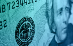 Аналитик Bloomberg призвал криптоинвесторов не идти против ФРС